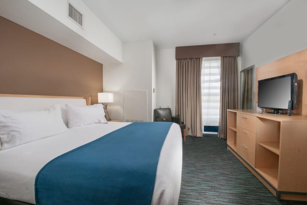 Holiday Inn Express San Antonio Rivercenter Area by IHG - Image 4