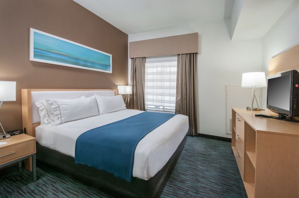 Holiday Inn Express San Antonio Rivercenter Area by IHG - Image 3