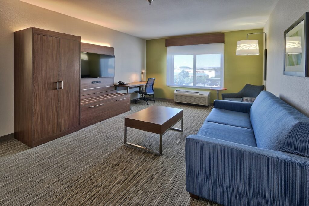 Holiday Inn Express & Suites Albuquerque Historic Old Town by IHG - Image 4
