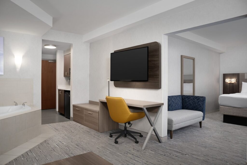 Holiday Inn Express & Suites Alexandria – Fort Belvoir by IHG - Image 3