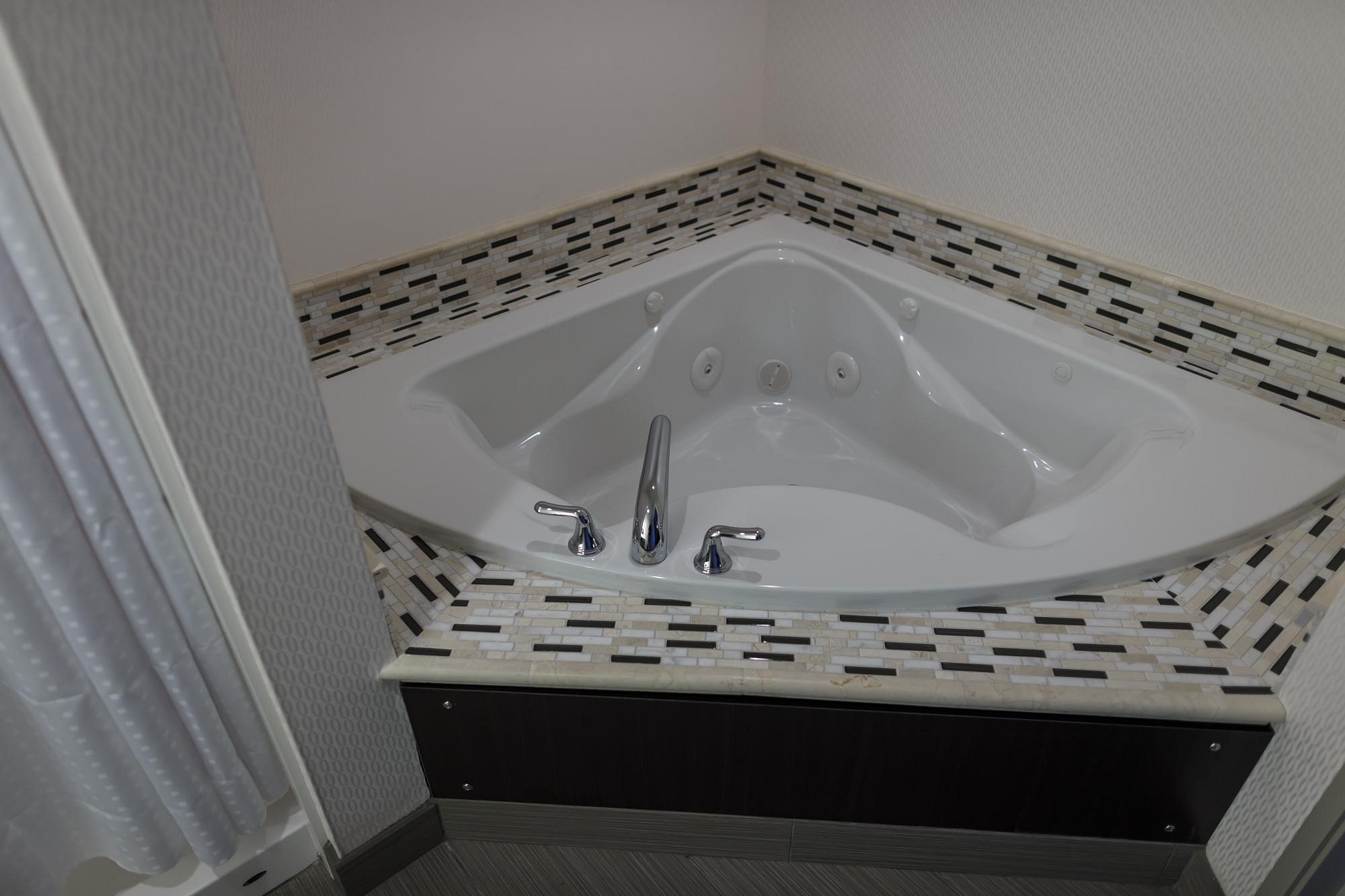 Holiday Inn Express Suites Ann Arbor West by IHG tub