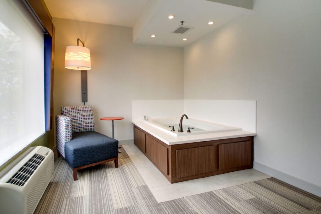 Holiday Inn Express & Suites Aurora – Naperville by IHG - Image 1
