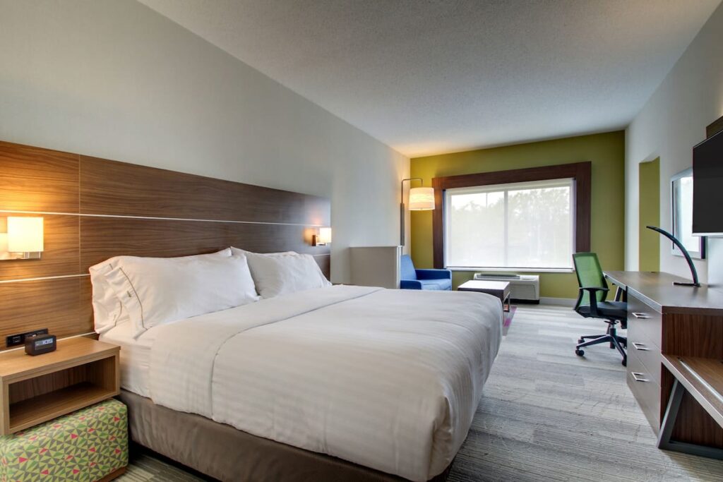 Holiday Inn Express & Suites Aurora – Naperville by IHG - Image 5
