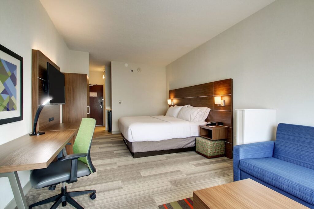 Holiday Inn Express & Suites Aurora – Naperville by IHG - Image 4