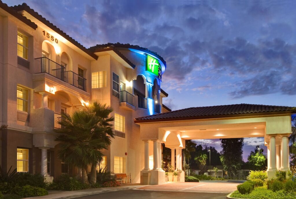 Holiday Inn Express & Suites Corona by IHG - Image 2