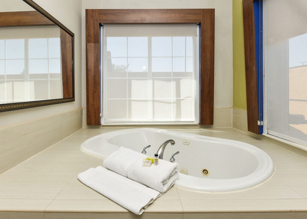 Holiday Inn Express & Suites Corona by IHG - Image 1