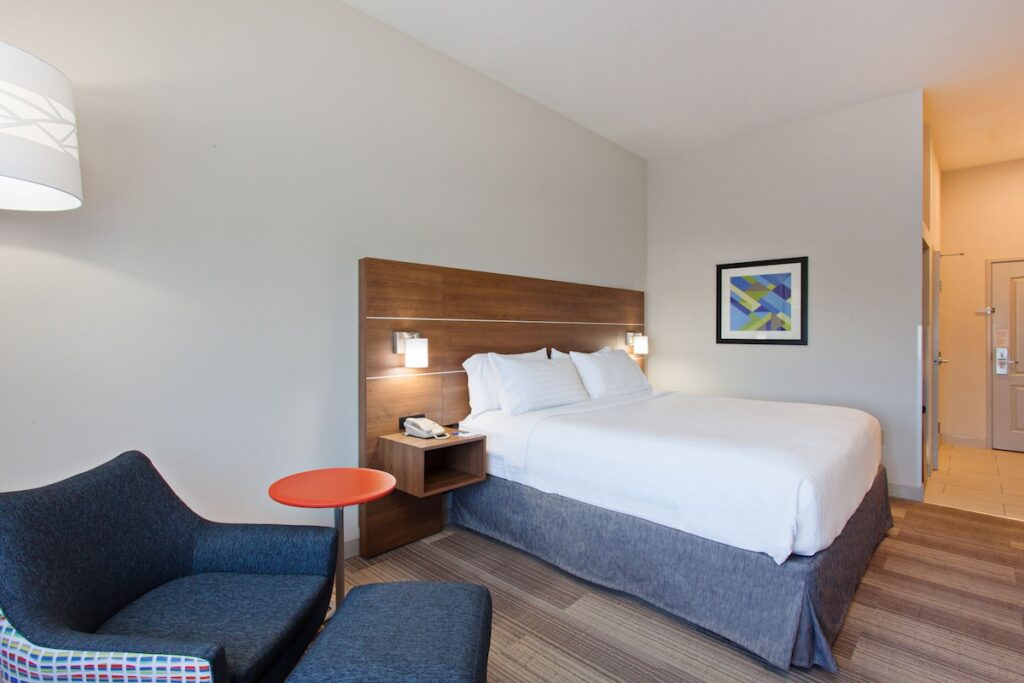 Holiday Inn Express & Suites Corona by IHG - Image 3