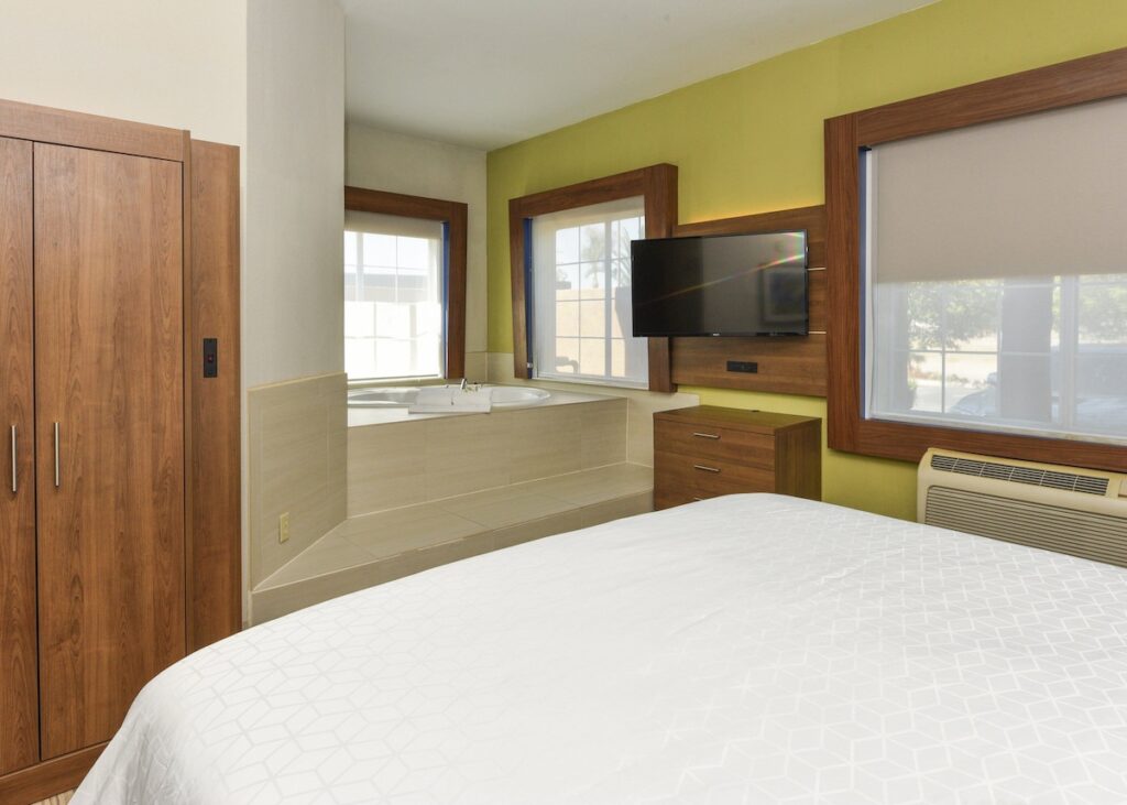 Holiday Inn Express & Suites Corona by IHG - Image 4
