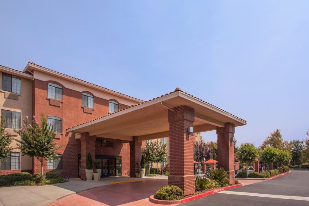 Holiday Inn Express & Suites Davis – University Area by IHG - Image 2