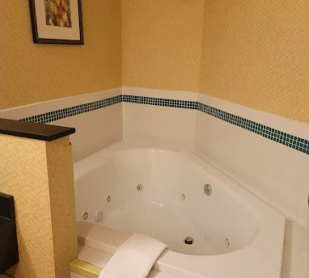 Holiday Inn Express & Suites Detroit North – Troy by IHG - Image 1