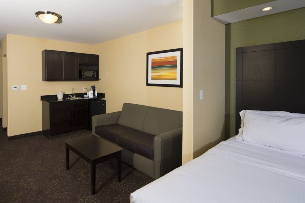 Holiday Inn Express & Suites Detroit North – Troy by IHG - Image 5
