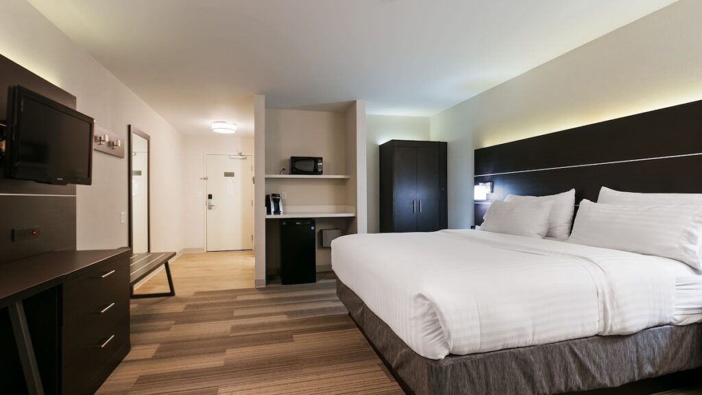 Holiday Inn Express & Suites Everett by IHG - Image 2