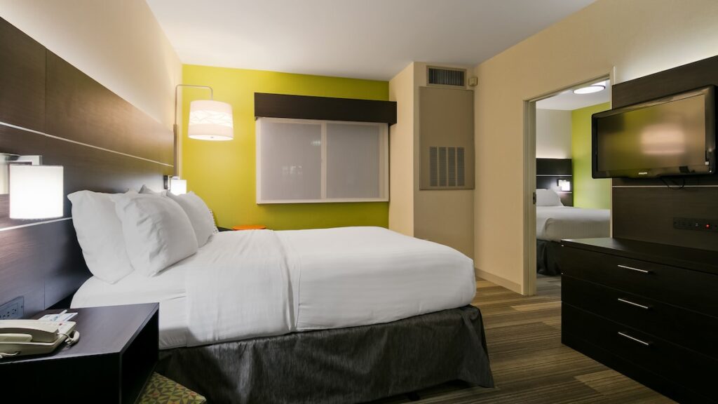 Holiday Inn Express & Suites Everett by IHG - Image 3