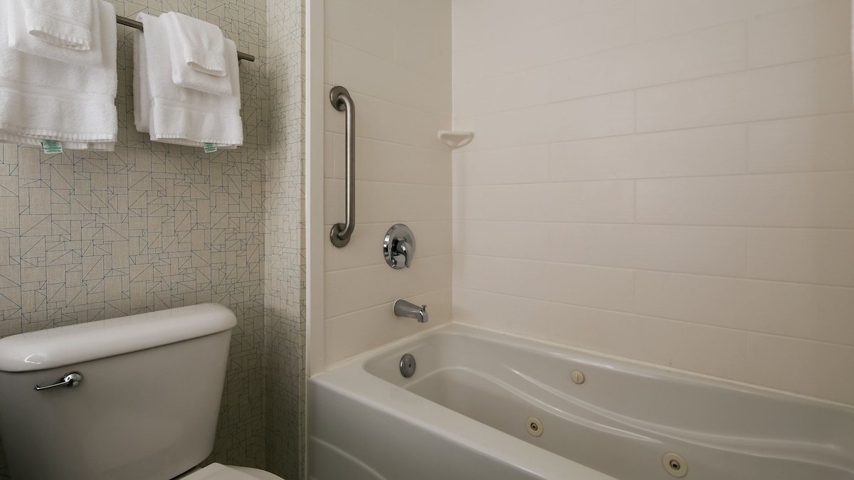 Holiday Inn Express Suites Everett by IHG feat.image