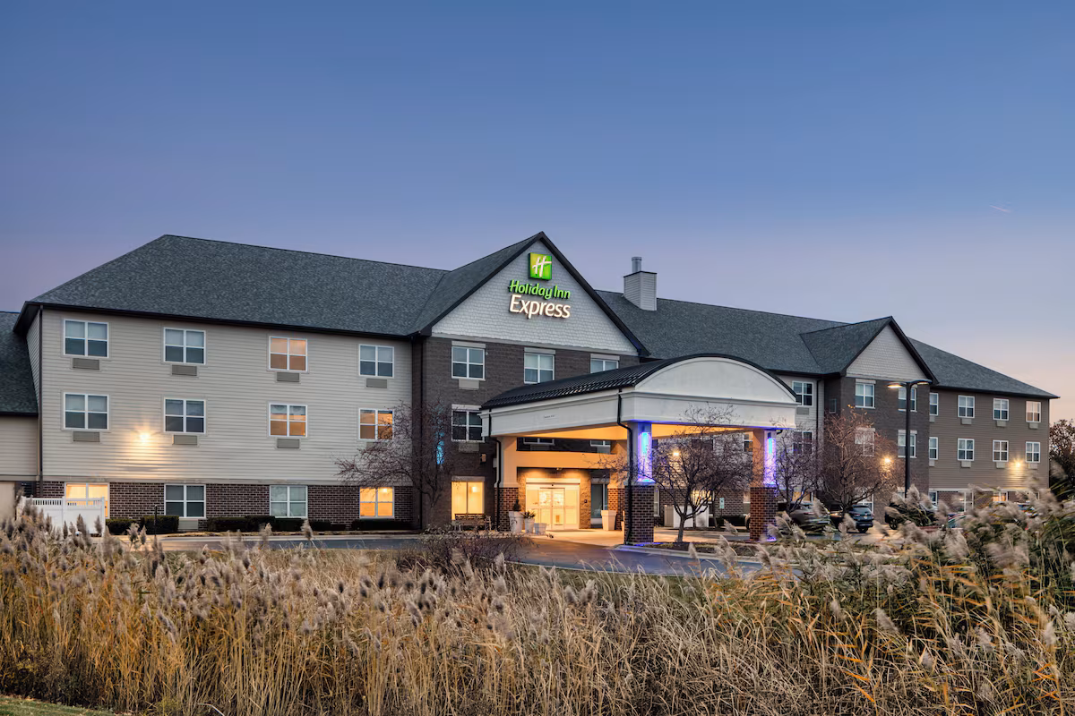 Holiday Inn Express & Suites Green Bay East by IHG - Image 2