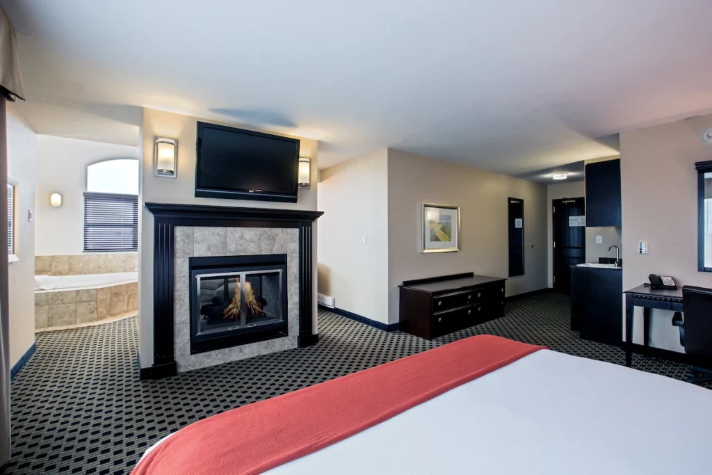 Holiday Inn Express & Suites Green Bay East by IHG - Image 4