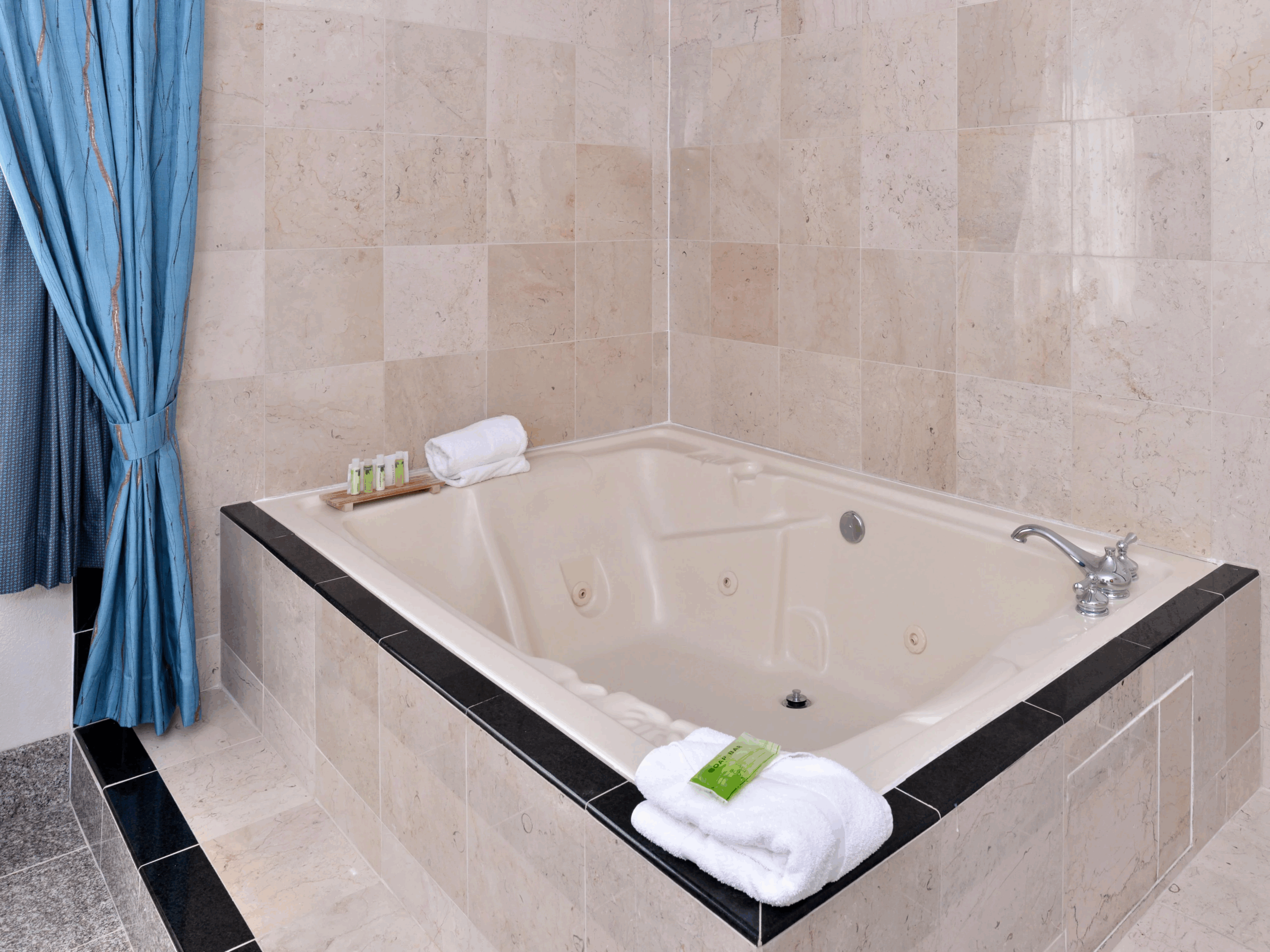 Holiday Inn Express Suites Gulf Shores by IHG scaled