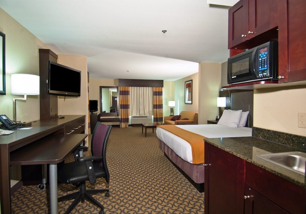 Holiday Inn Express & Suites Jackson / Pearl Intl Airport by IHG - Image 3