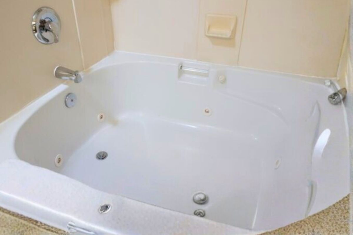 Holiday Inn Express Suites Jackson Pearl Intl Airport by IHG