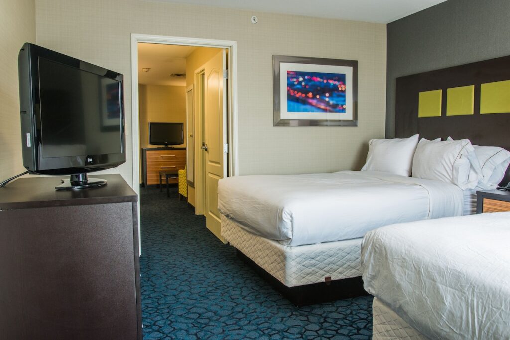 Holiday Inn Express & Suites Jackson by IHG - Image 3