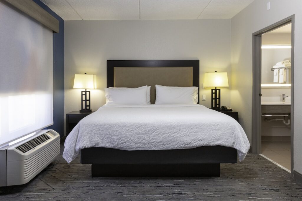 Holiday Inn Express & Suites Jacksonville Airport by IHG - Image 3