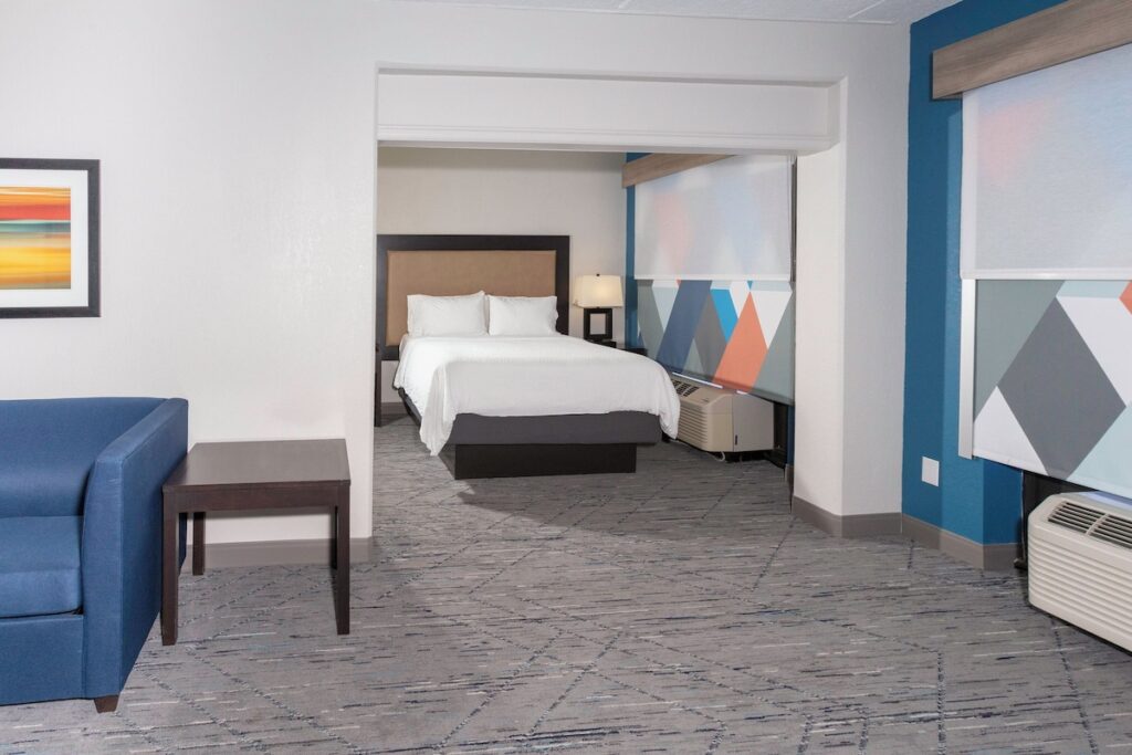 Holiday Inn Express & Suites Jacksonville Airport by IHG - Image 4