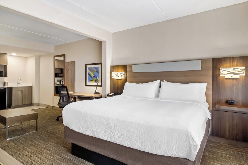 Holiday Inn Express & Suites Jacksonville SE- Med Ctr Area by IHG - Image 4