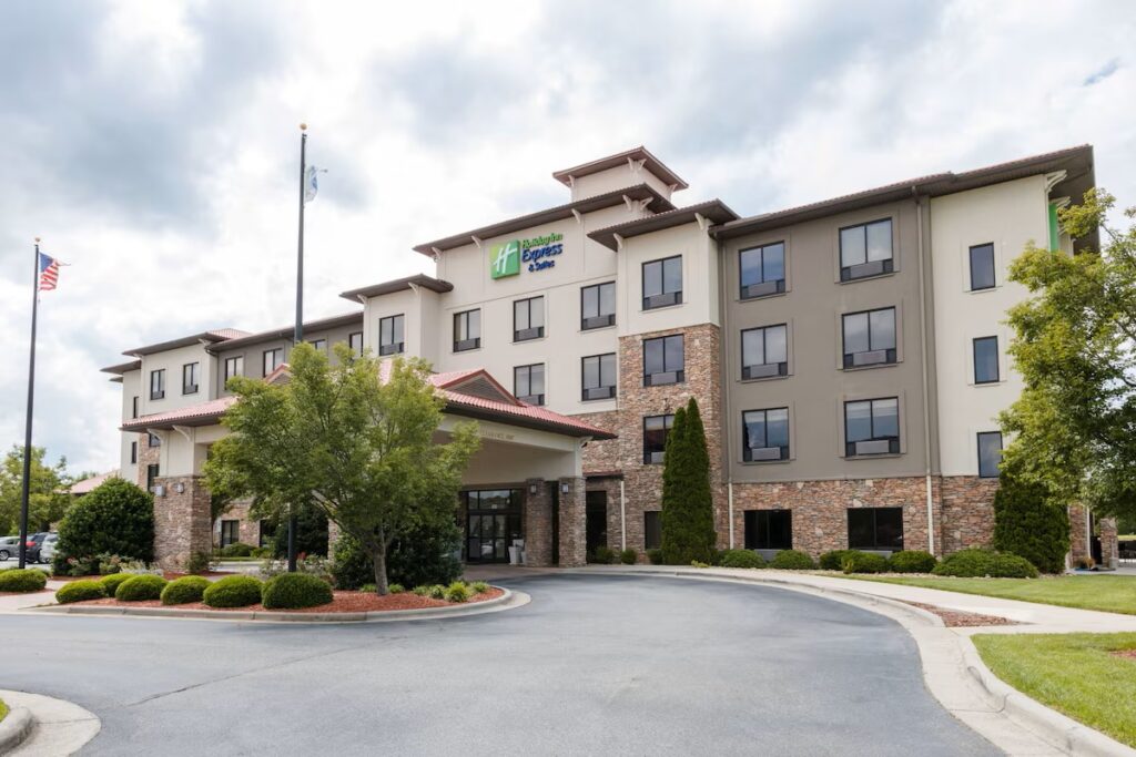 Holiday Inn Express & Suites Lexington NW-The Vineyard by IHG - Image 3