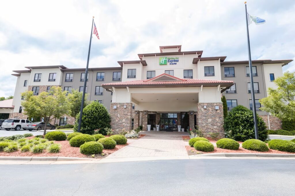 Holiday Inn Express & Suites Lexington NW-The Vineyard by IHG - Image 4