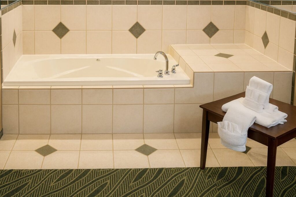 Holiday Inn Express & Suites Midwest by IHG - Image 1