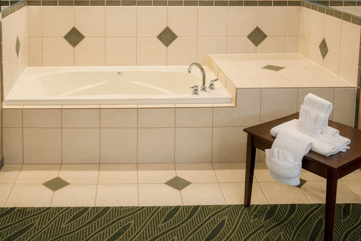 Holiday Inn Express Suites Midwest by IHG 1
