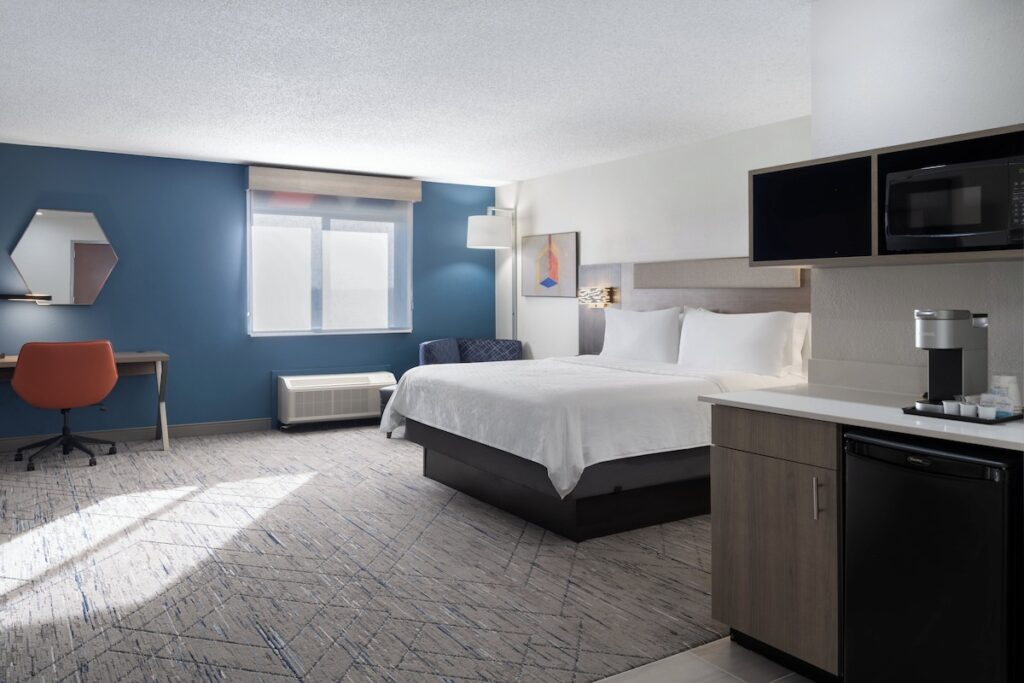 Holiday Inn Express & Suites Midwest by IHG - Image 3