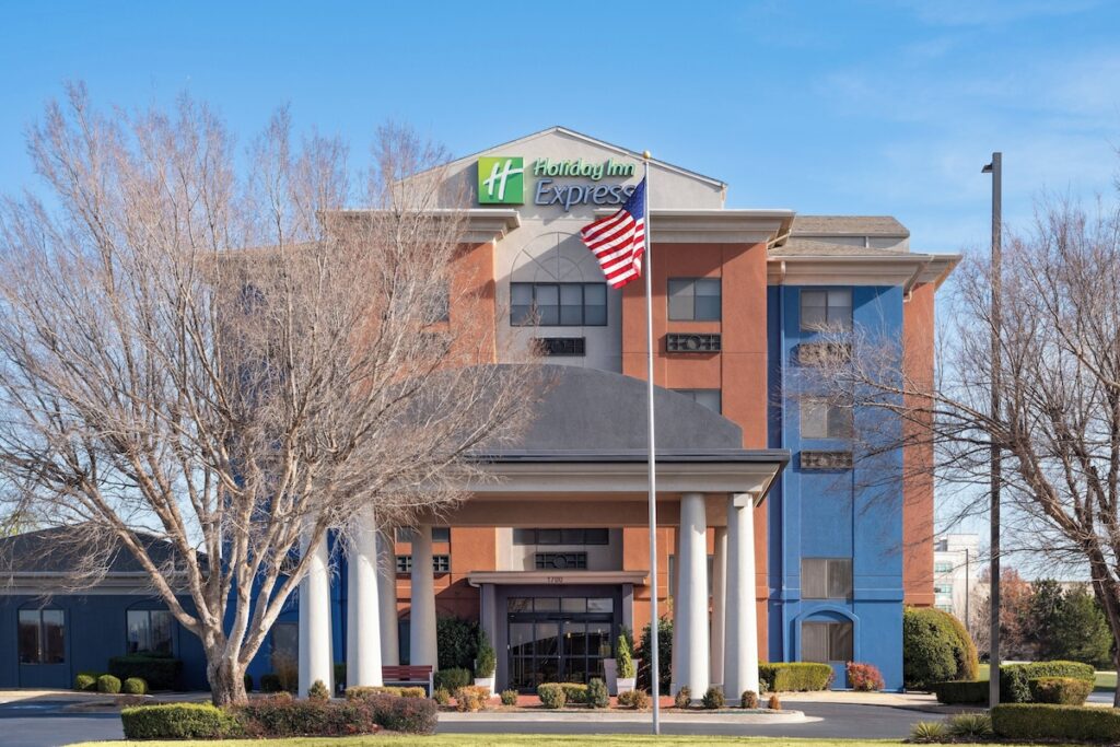 Holiday Inn Express & Suites Midwest by IHG - Image 4
