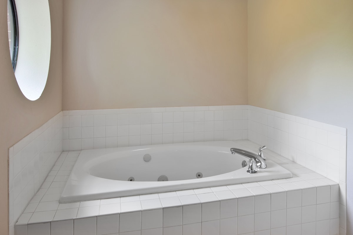 Holiday Inn Express Suites Milford by IHG tub