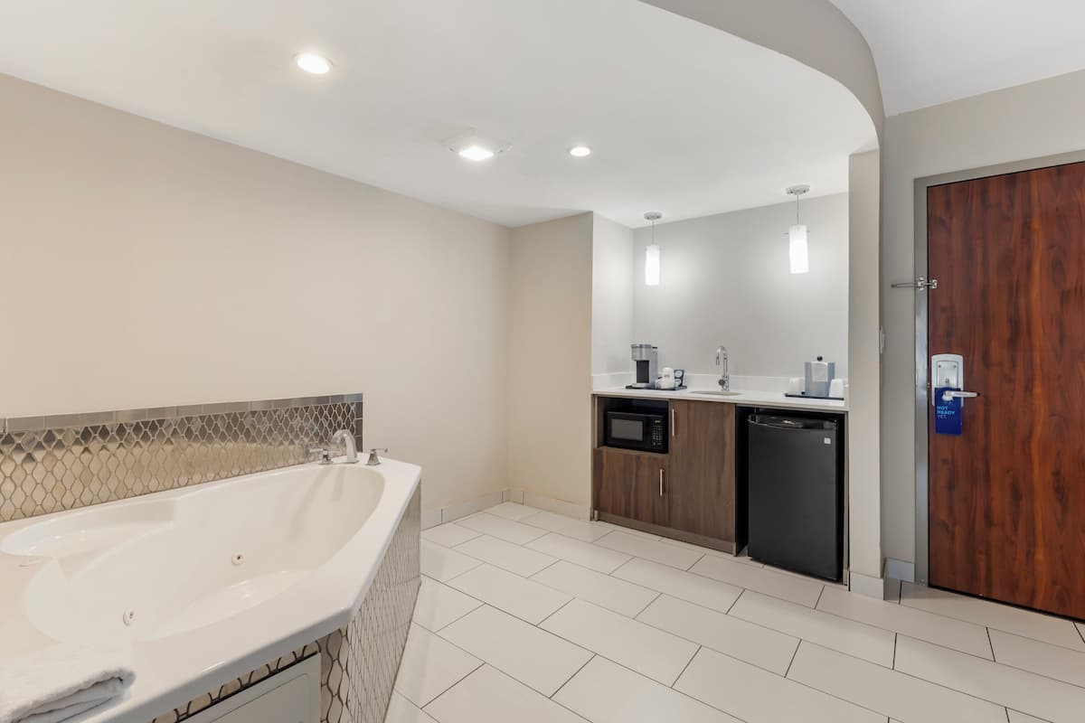 Holiday Inn Express Suites Nashville Southeast Antioch by IHG tub