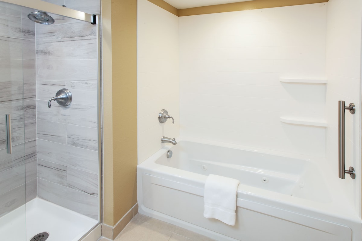 Holiday Inn Express Suites Sandusky by IHG