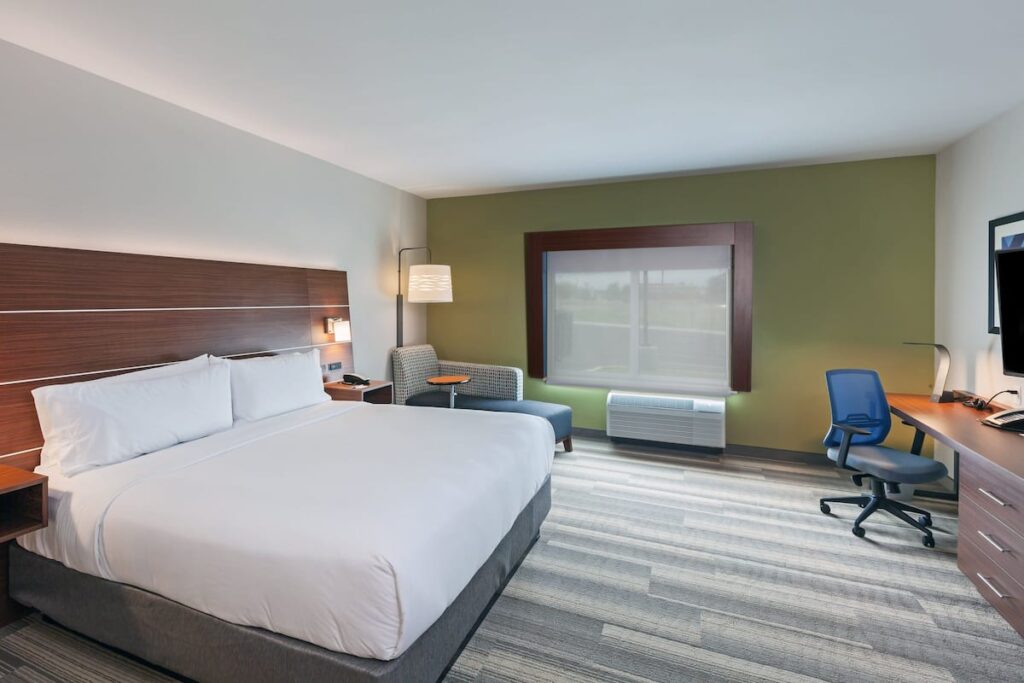 Holiday Inn Express & Suites Tulsa South – Woodland Hills by IHG - Image 4