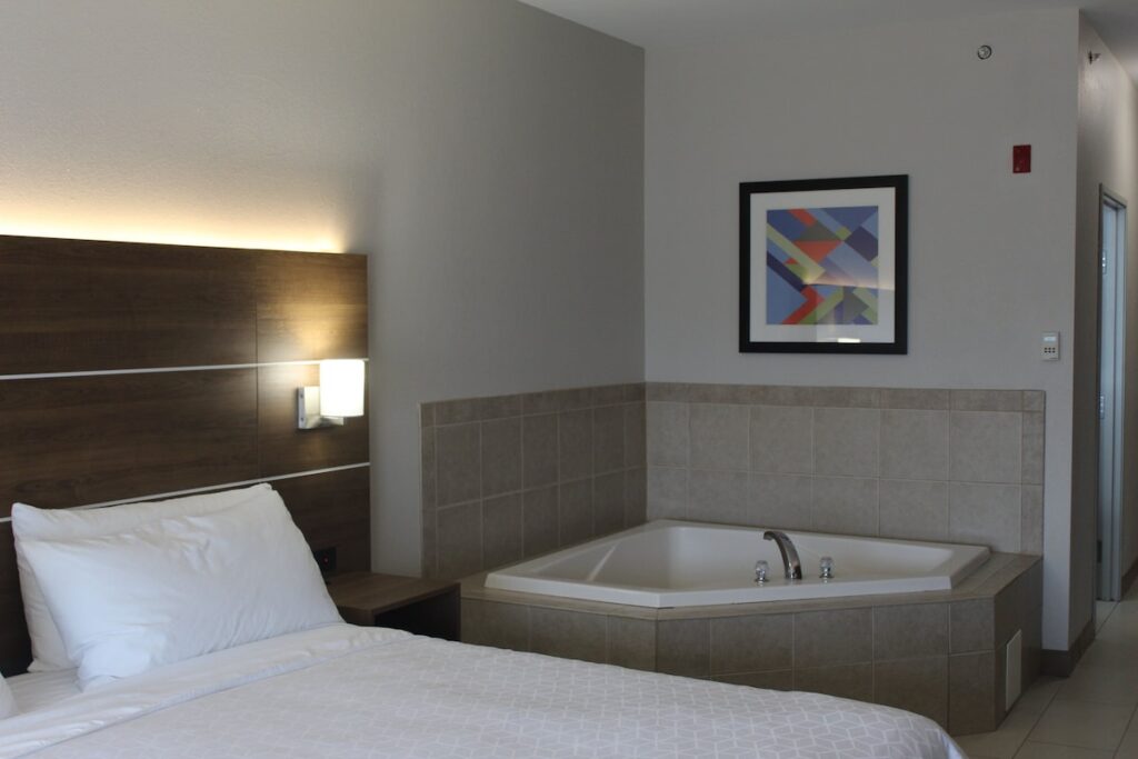 Holiday Inn Express & Suites Waukegan by IHG - Image 2