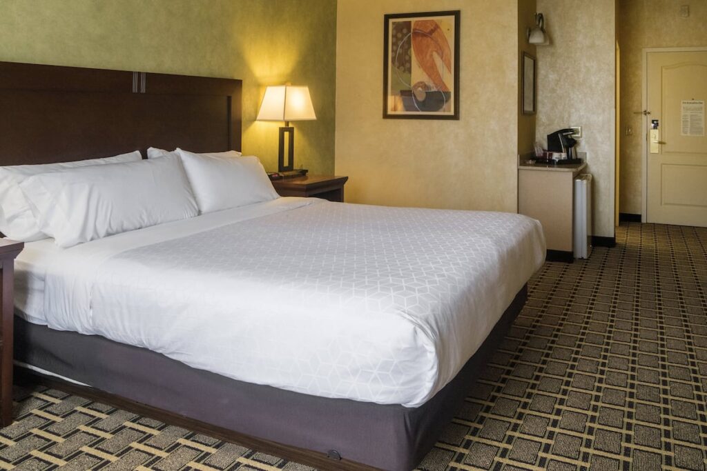 Holiday Inn Express & Suites Youngstown N (Warren/Niles) by IHG - Image 4