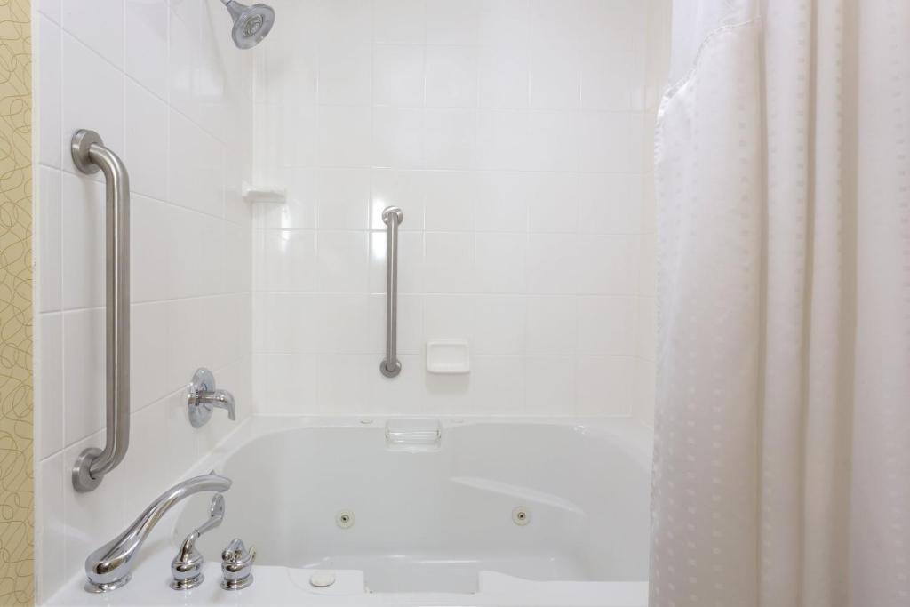 Holiday Inn Express Tower Center by IHG - Image 1