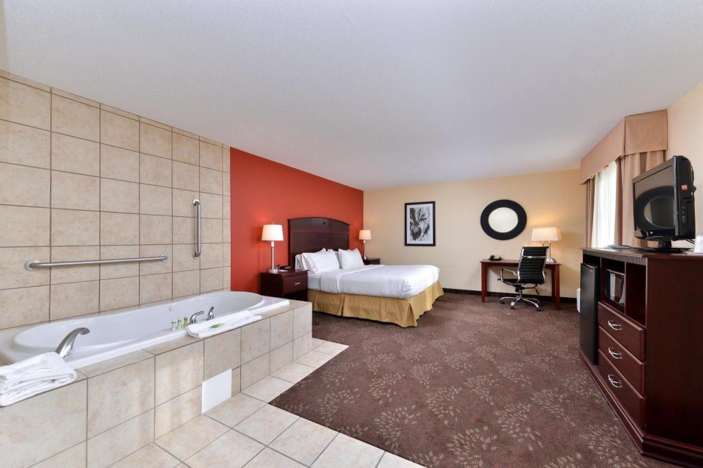 Holiday Inn Express White House by IHG tub