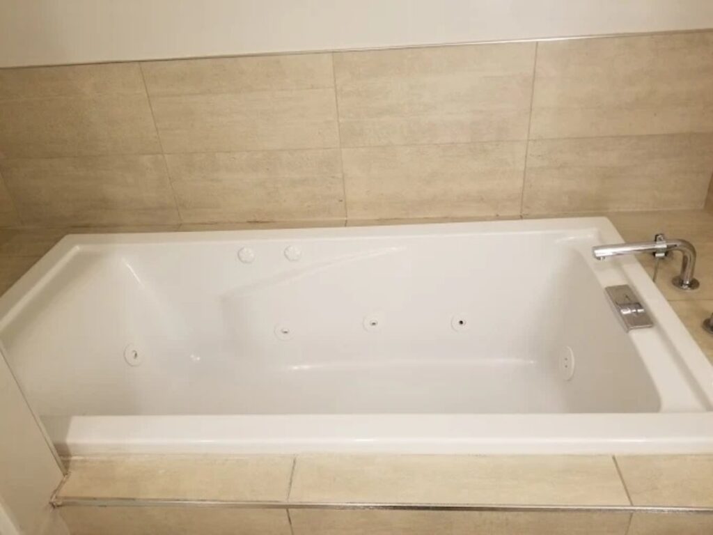 Holiday Inn Express and Suites Detroit/Sterling Heights by IHG - Image 1