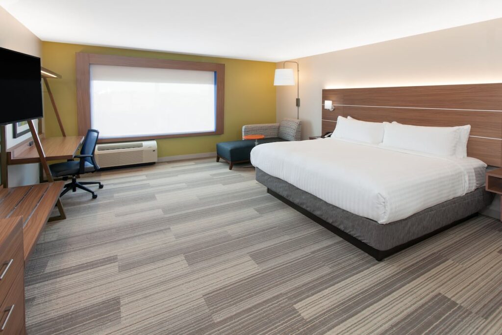 Holiday Inn Express and Suites Detroit/Sterling Heights by IHG - Image 4