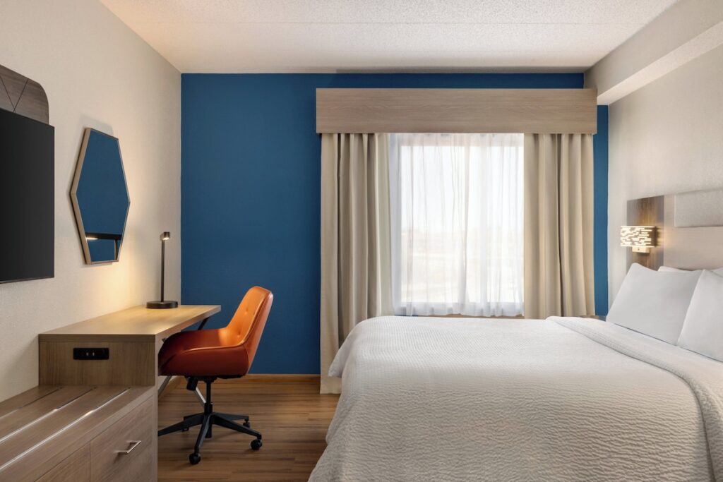 Holiday Inn Express and Suites Indianapolis W- Airport Area by IHG - Image 3
