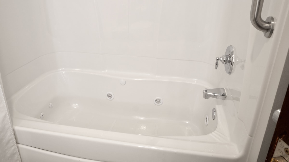 Holiday Inn Express and Suites Newton by IHG featured image