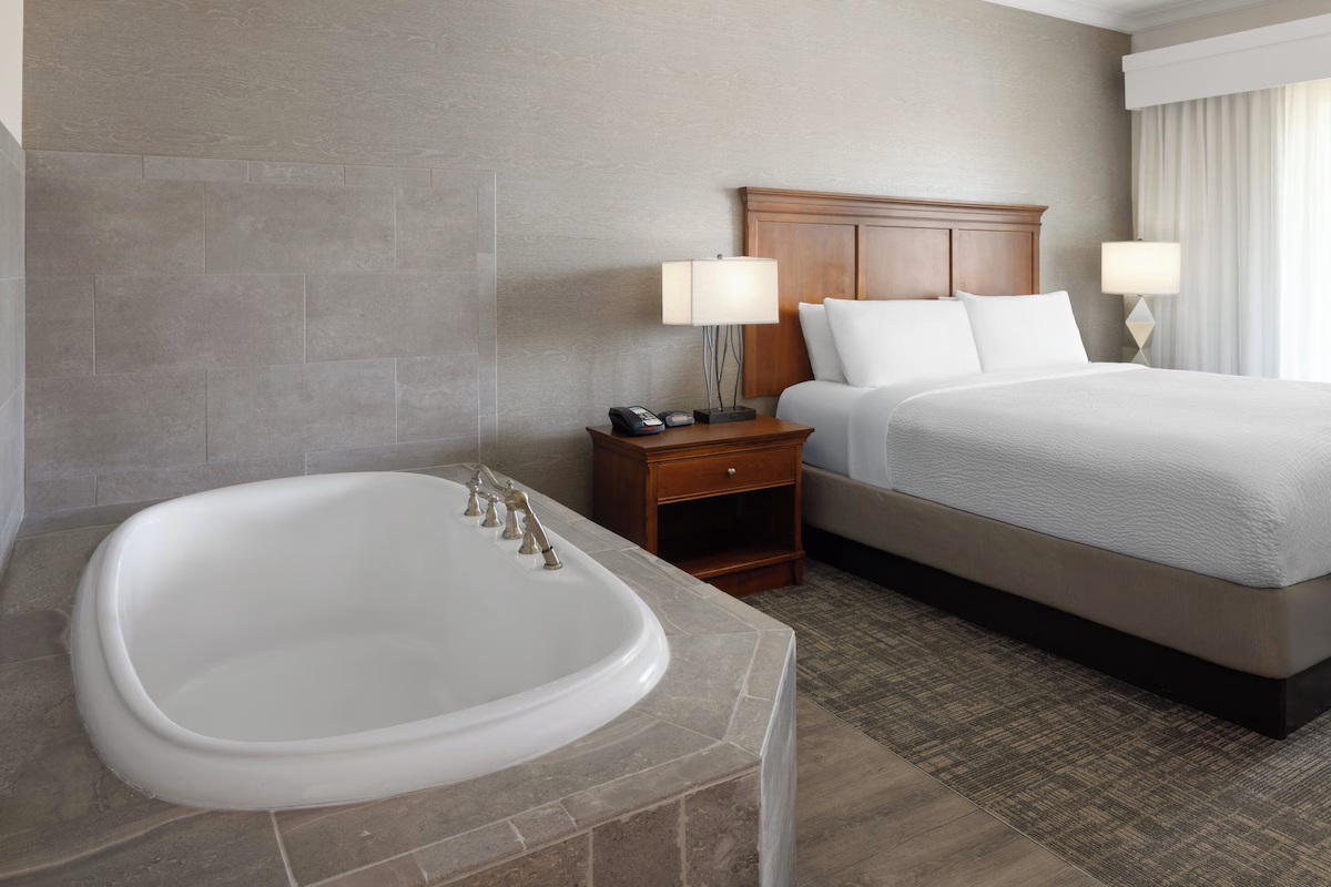 Holiday Inn Resort Lake George – Adirondack Area by IHG deep soaking tub