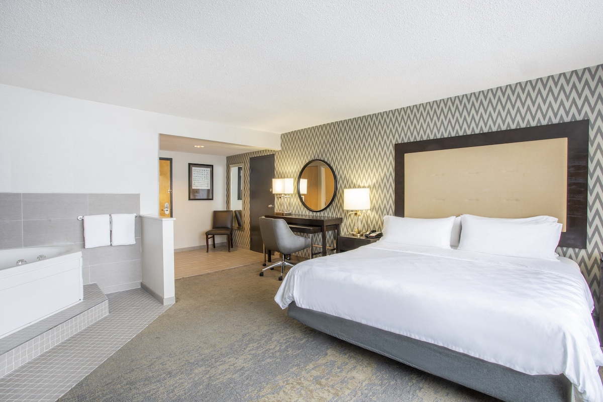 Holiday Inn Suites Parsippany Fairfield by IHG tub