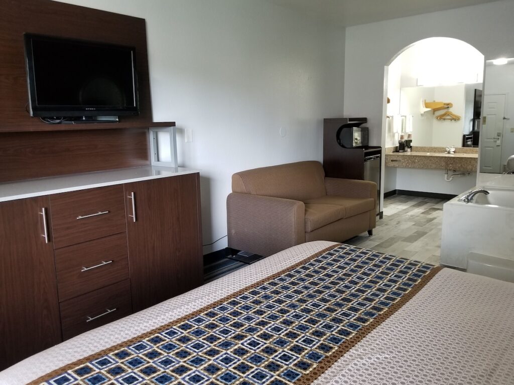 HomeBridge Inn and Suites - Image 1