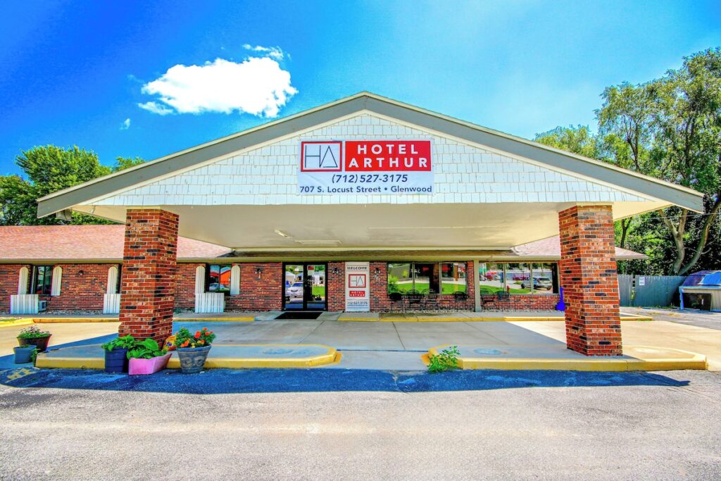 Hotel Arthur by OYO Glenwood Hwy 34 - Image 4