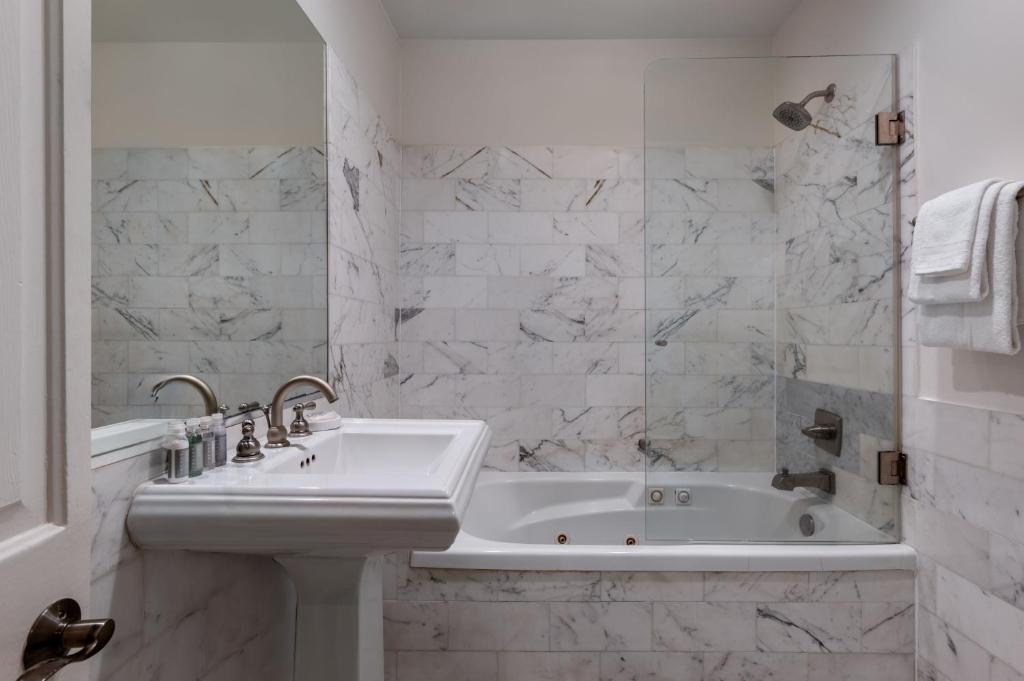 Hotel Royal - Image 1